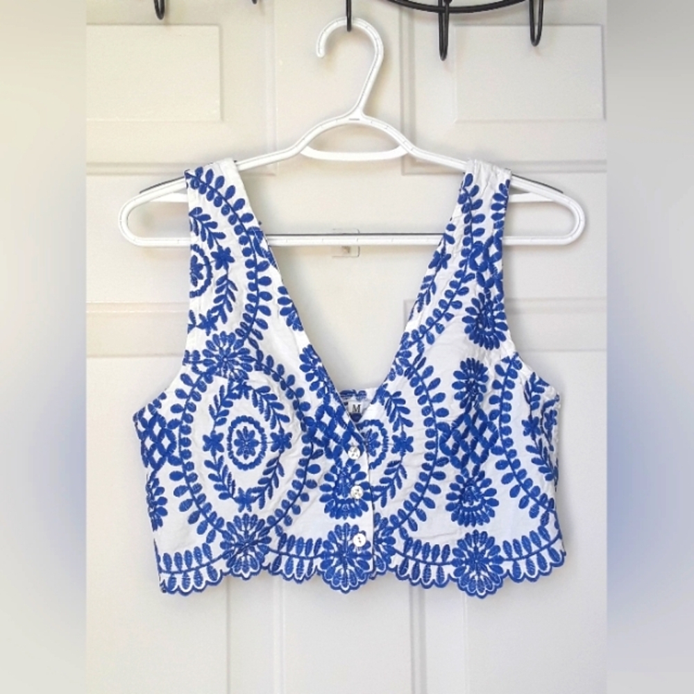 SHEIN. Embroidered Crop Top. Size: M.